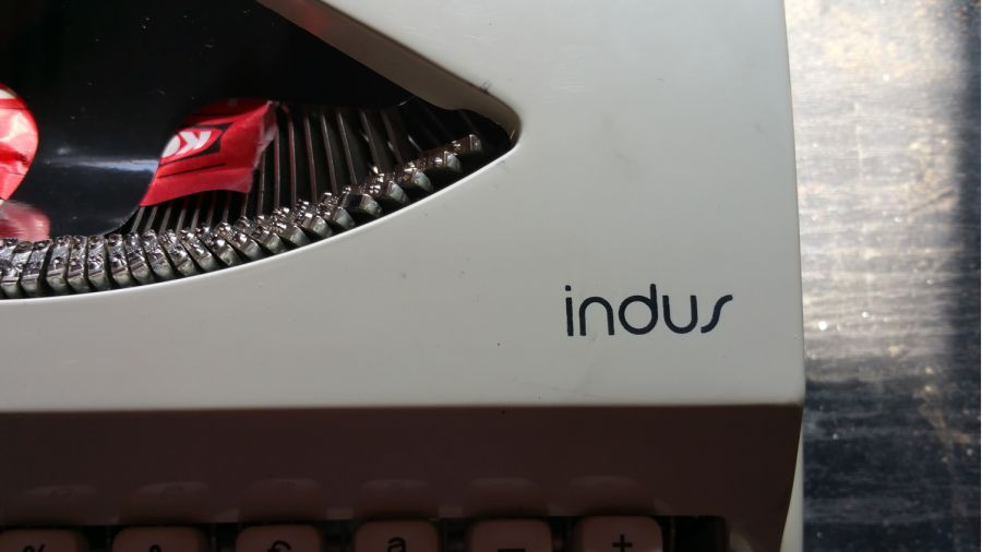 Maquina de escrever indus em excelente estado