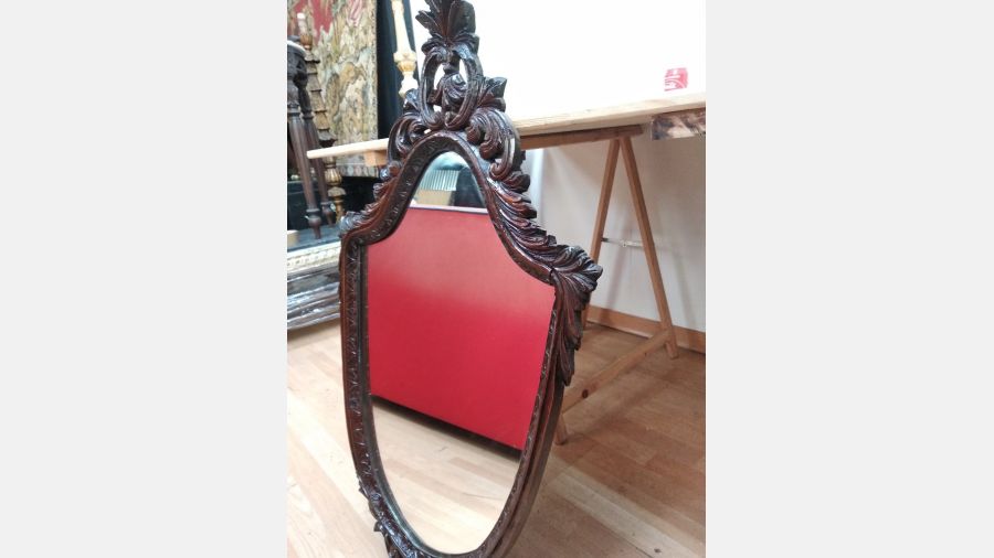 Espelho Oval trabalhado em madeira